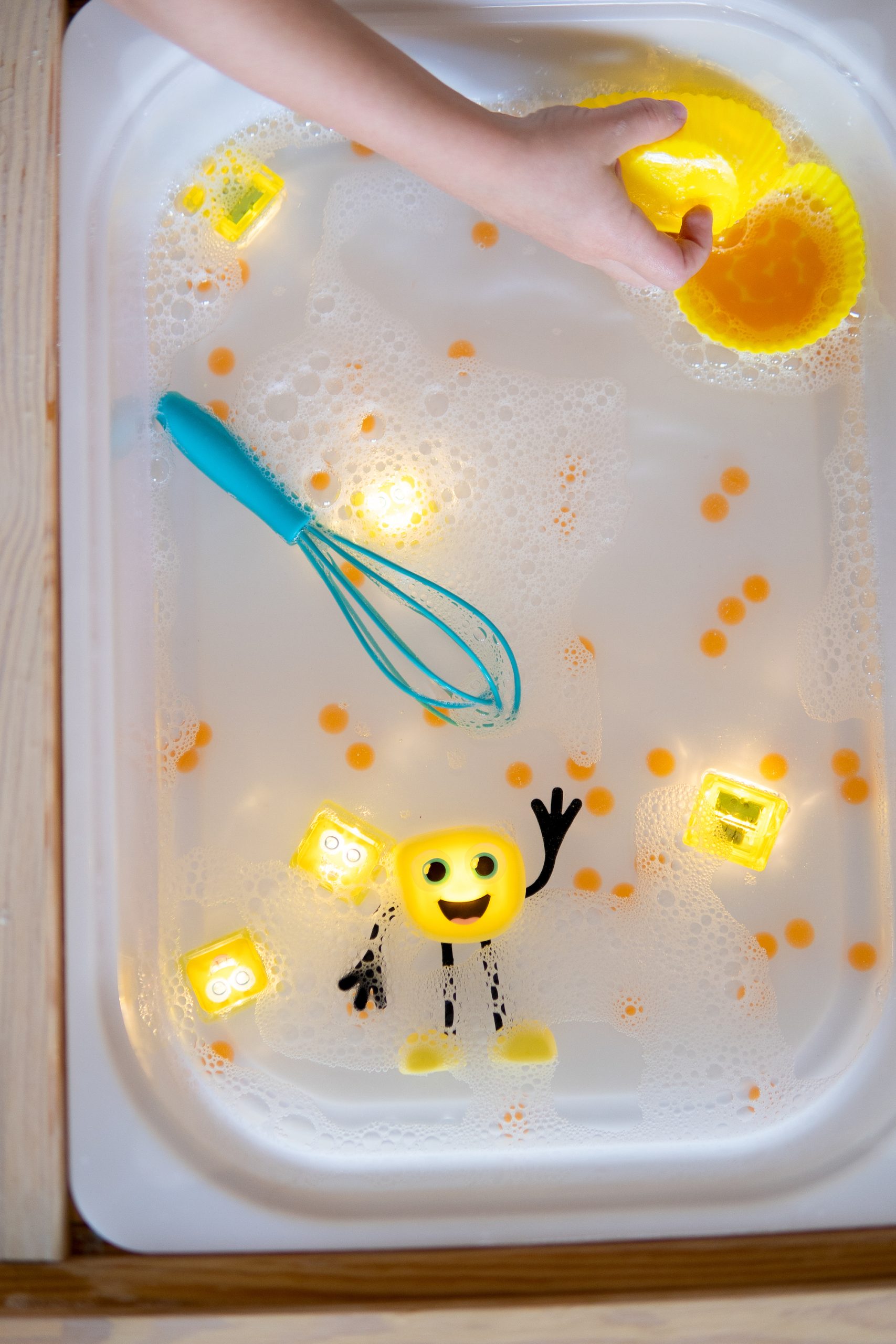 Glo Pals Postać do kąpieli Alex zestaw z 2 kostkami sensorycznymi 3+
