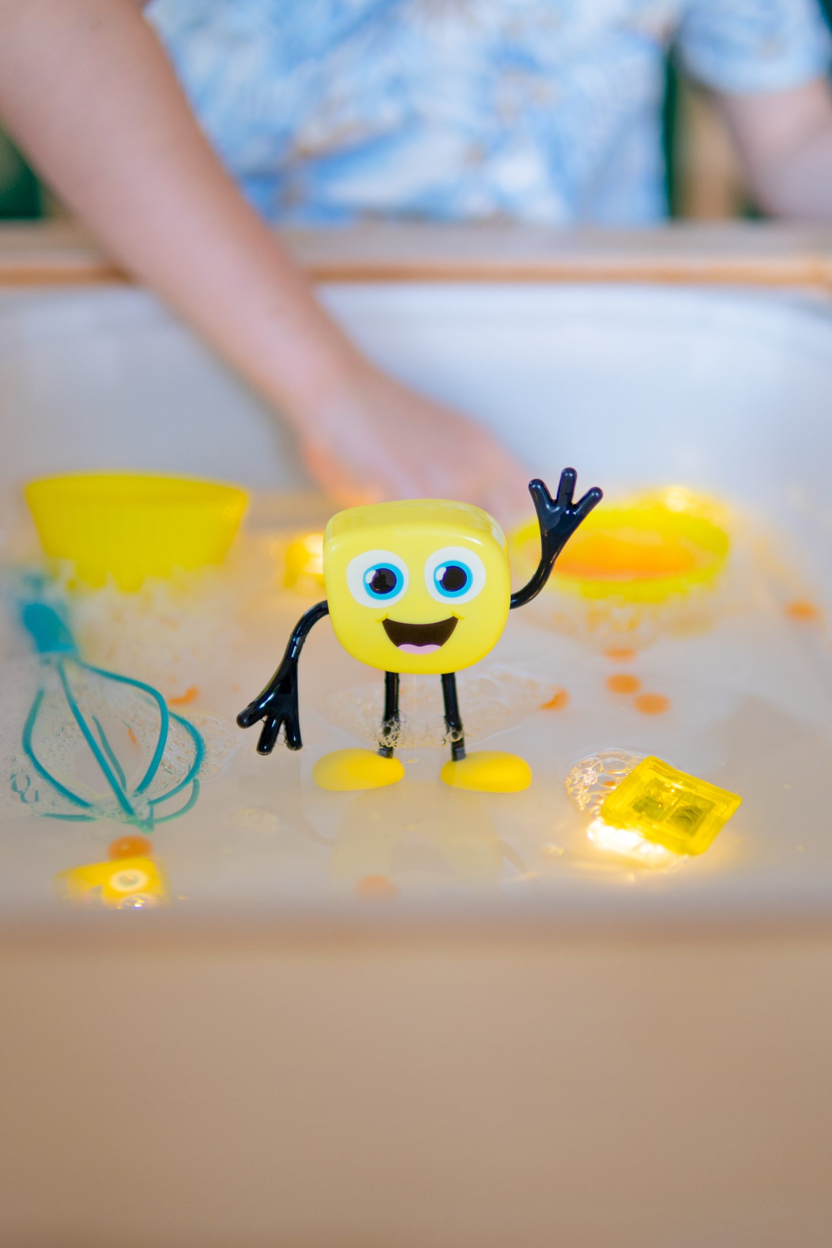 Glo Pals Postać do kąpieli Alex zestaw z 2 kostkami sensorycznymi 3+