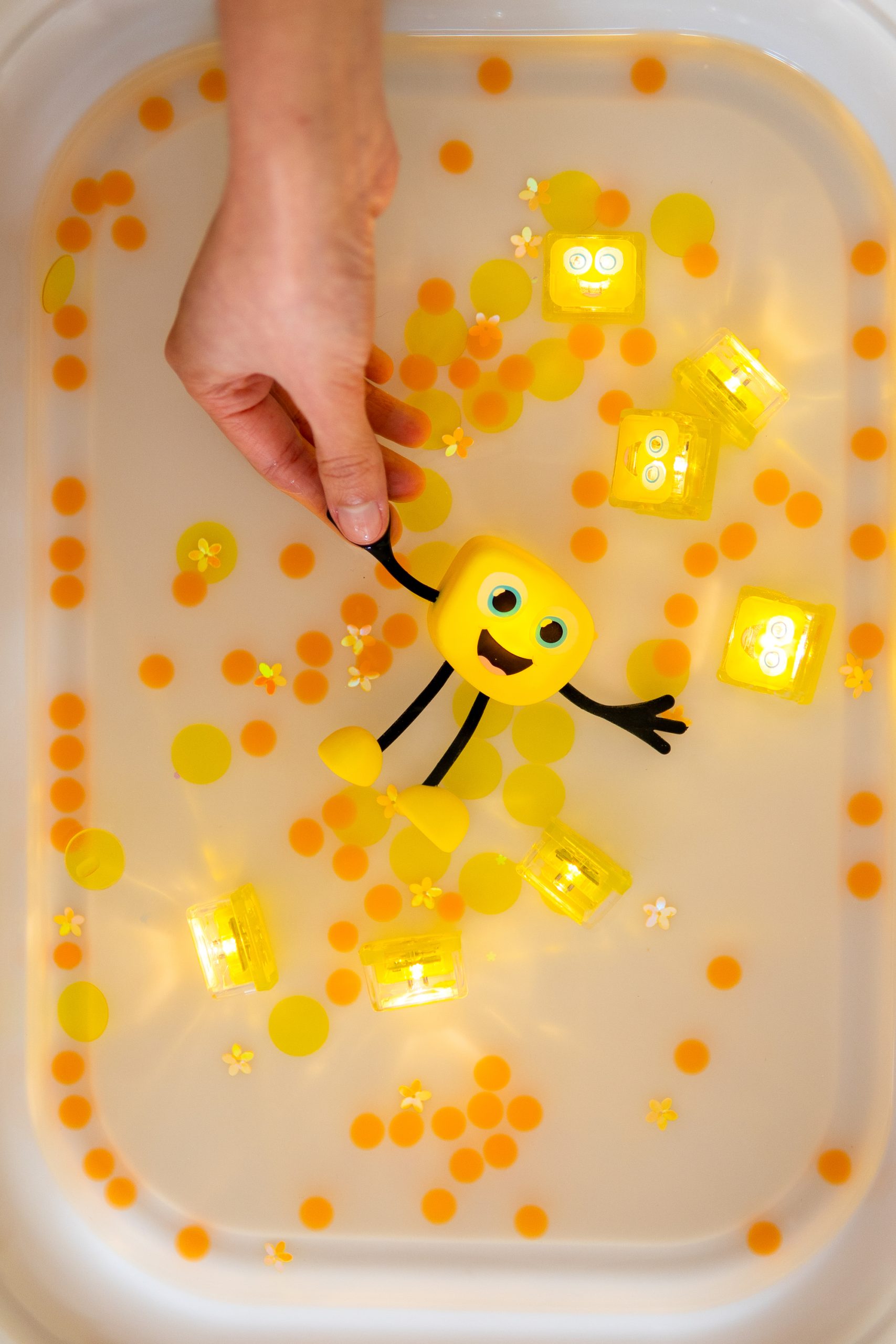 Glo Pals Postać do kąpieli Alex zestaw z 2 kostkami sensorycznymi 3+